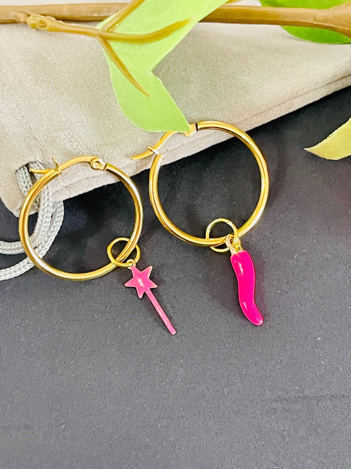 orecchini portafortuna fuxia e oro